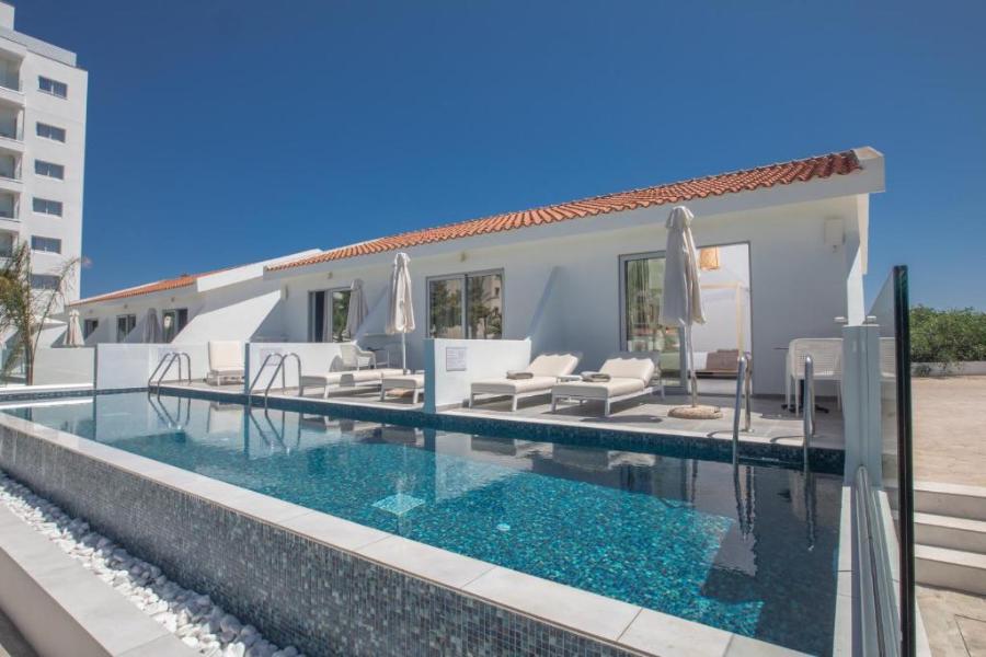 SWIM-UP BUNGALOW