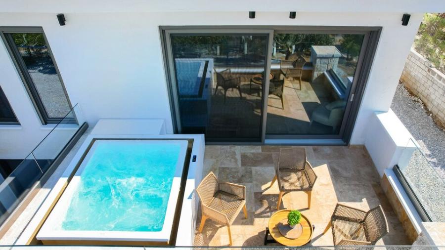 EXECUTIVE WITH JACUZZI
