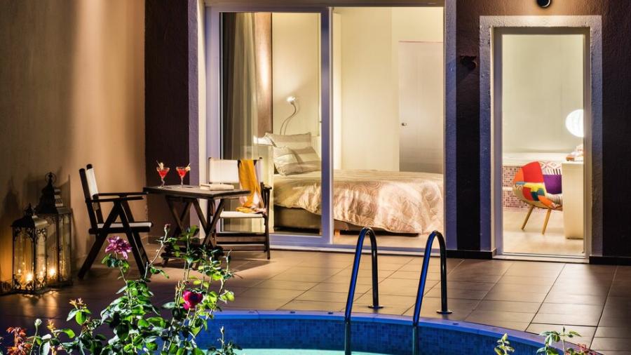 junior suite pogled dvorište sa privatnim bazenom